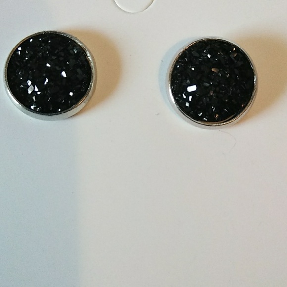 Handmade Sliver black stud earrings - Picture 2 of 3